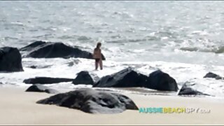 Um homem fode uma vídeo das brasileirinhas de pornô mulher madura em um carro.
