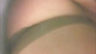 Um homem negro gosta vídeo de pornô da brasileirinha de foder uma mulher madura na buceta dela.